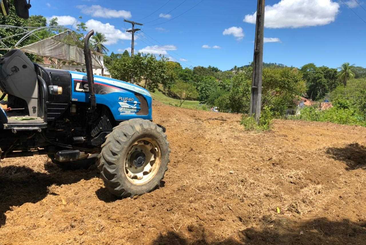 Camacã: Prefeitura chega a 25 agricultores beneficiados na aração de terras


